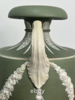 Vase en forme de bouclier en jaspe vert Wedgwood avec relief classique 24 cm