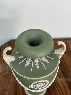 Vase en forme de bouclier en jaspe vert Wedgwood avec relief classique 24 cm