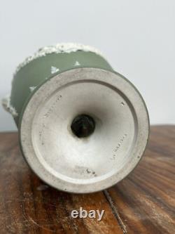 Vase en forme de bouclier en jaspe vert Wedgwood avec relief classique 24 cm