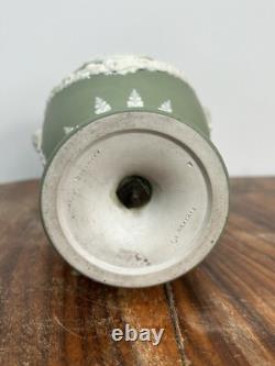 Vase en forme de bouclier en jaspe vert Wedgwood avec relief classique 24 cm