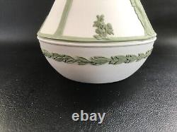 Vase en grand format en jaspe blanc de Wedgwood en excellent état