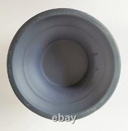 Vase en jaspe Wedgwood Portland Blue Acanthus et Typha 7 3/4 pouces
