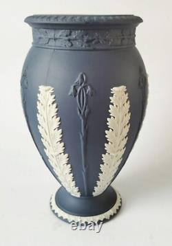 Vase en jaspe Wedgwood Portland bleu Acanthus et fleurs de cloche 7 3/4 pouces