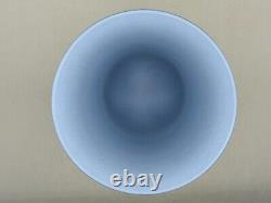 Vase en jaspe Wedgwood bleu (777)