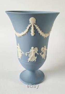 Vase en jaspe Wedgwood bleu 'Heures dansantes' sur pied