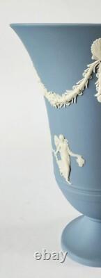 Vase en jaspe Wedgwood bleu 'Heures dansantes' sur pied