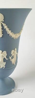 Vase en jaspe Wedgwood bleu 'Heures dansantes' sur pied