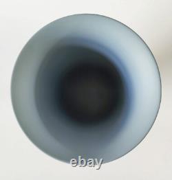 Vase en jaspe Wedgwood bleu 'Heures dansantes' sur pied