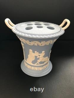 Vase en jaspe Wedgwood bleu à deux anses représentant le centaure Chiron et Achille