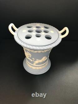 Vase en jaspe Wedgwood bleu à deux anses représentant le centaure Chiron et Achille