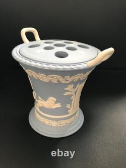 Vase en jaspe Wedgwood bleu à deux anses représentant le centaure Chiron et Achille