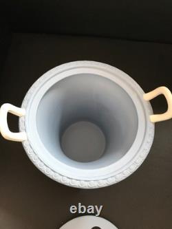 Vase en jaspe Wedgwood bleu à deux anses représentant le centaure Chiron et Achille