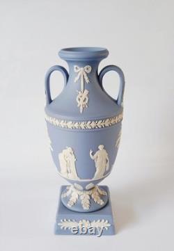 Vase en jaspe Wedgwood bleu à deux anses, urne trophée