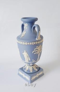 Vase en jaspe Wedgwood bleu à deux anses, urne trophée