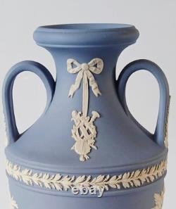Vase en jaspe Wedgwood bleu à deux anses, urne trophée