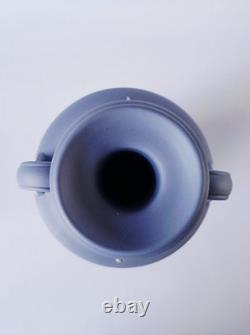 Vase en jaspe Wedgwood bleu à deux anses, urne trophée