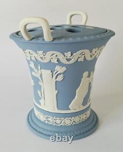 Vase en jaspe Wedgwood bleu à deux poignées représentant le centaure Chiron et Achille