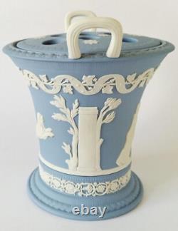 Vase en jaspe Wedgwood bleu à deux poignées représentant le centaure Chiron et Achille