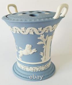 Vase en jaspe Wedgwood bleu à deux poignées représentant le centaure Chiron et Achille