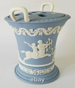 Vase en jaspe Wedgwood bleu à deux poignées représentant le centaure Chiron et Achille
