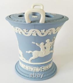 Vase en jaspe Wedgwood bleu à deux poignées représentant le centaure Chiron et Achille