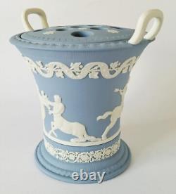 Vase en jaspe Wedgwood bleu à deux poignées représentant le centaure Chiron et Achille