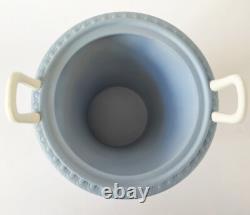 Vase en jaspe Wedgwood bleu à deux poignées représentant le centaure Chiron et Achille