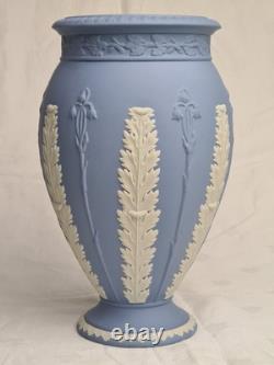 Vase en jaspe Wedgwood bleu avec acanthes et jonc