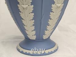 Vase en jaspe Wedgwood bleu avec acanthes et jonc