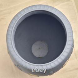 Vase en jaspe Wedgwood bleu avec acanthes et jonc