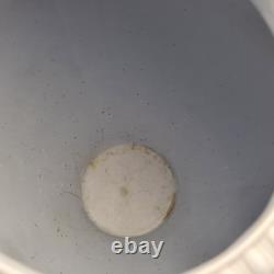 Vase en jaspe Wedgwood bleu avec acanthes et jonc