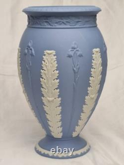 Vase en jaspe Wedgwood bleu avec acanthes et jonc