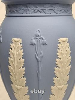 Vase en jaspe Wedgwood bleu avec acanthes et jonc