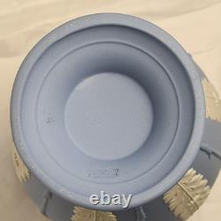 Vase en jaspe Wedgwood bleu avec acanthes et jonc