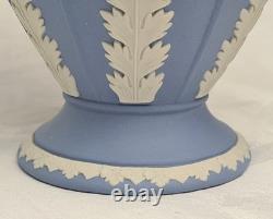 Vase en jaspe Wedgwood bleu avec acanthes et jonc