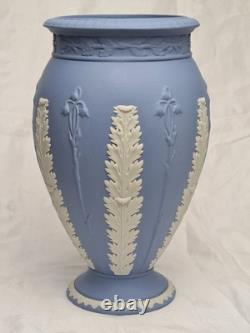 Vase en jaspe Wedgwood bleu avec acanthes et jonc