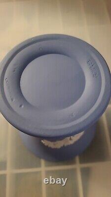 Vase en jaspe Wedgwood bleu design néoclassique daté au fond 1872 antique
