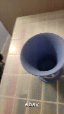 Vase en jaspe Wedgwood bleu design néoclassique daté au fond 1872 antique