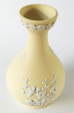 Vase en jaspe Wedgwood jaune avec des prunus et des primevères.