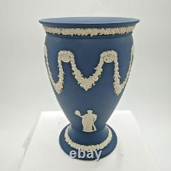 Vase en jaspe Wedgwood rare de couleur bleu Portland avec un motif en relief blanc de 20 cm de hauteur