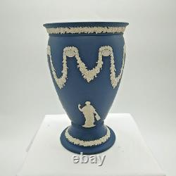Vase en jaspe Wedgwood rare de couleur bleu Portland avec un motif en relief blanc de 20 cm de hauteur