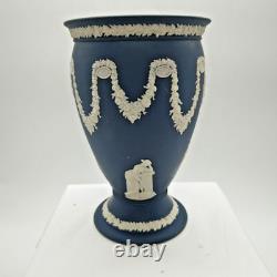 Vase en jaspe Wedgwood rare de couleur bleu Portland avec un motif en relief blanc de 20 cm de hauteur