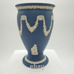 Vase en jaspe Wedgwood rare de couleur bleu Portland avec un motif en relief blanc de 20 cm de hauteur