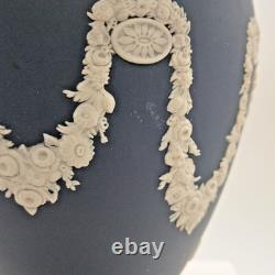 Vase en jaspe Wedgwood rare de couleur bleu Portland avec un motif en relief blanc de 20 cm de hauteur