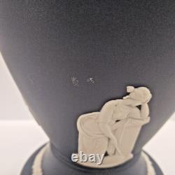Vase en jaspe Wedgwood rare de couleur bleu Portland avec un motif en relief blanc de 20 cm de hauteur