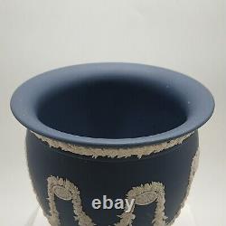Vase en jaspe Wedgwood rare de couleur bleu Portland avec un motif en relief blanc de 20 cm de hauteur