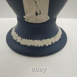 Vase en jaspe Wedgwood rare de couleur bleu Portland avec un motif en relief blanc de 20 cm de hauteur