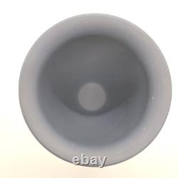 Vase en jaspe Wedgwood rare de couleur bleu Portland avec un motif en relief blanc de 20 cm de hauteur