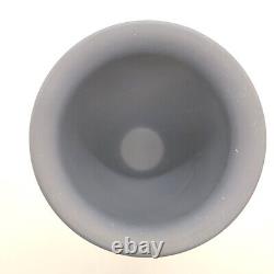 Vase en jaspe Wedgwood rare de couleur bleu Portland avec un motif en relief blanc de 20 cm de hauteur