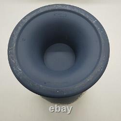 Vase en jaspe Wedgwood rare de couleur bleu Portland avec un motif en relief blanc de 20 cm de hauteur